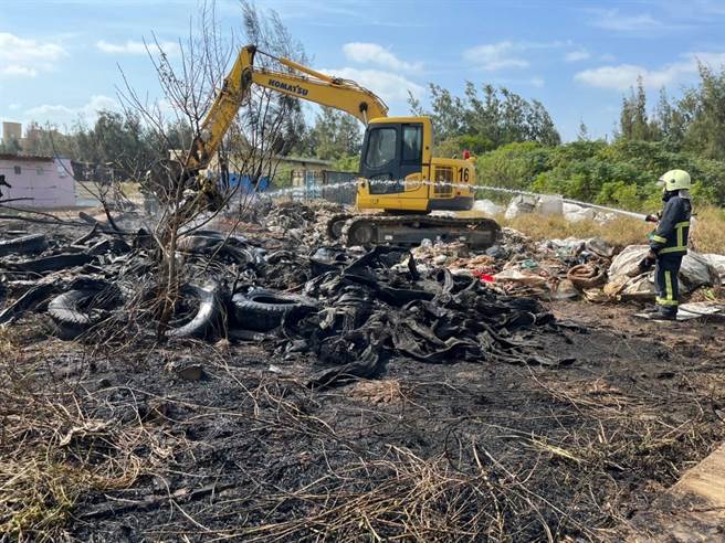 火势扑灭后清理现场，研判起火原因应为民眾不当燃烧堆置之废弃轮胎所致，所幸无人员伤亡(图／金门县消防局提供)