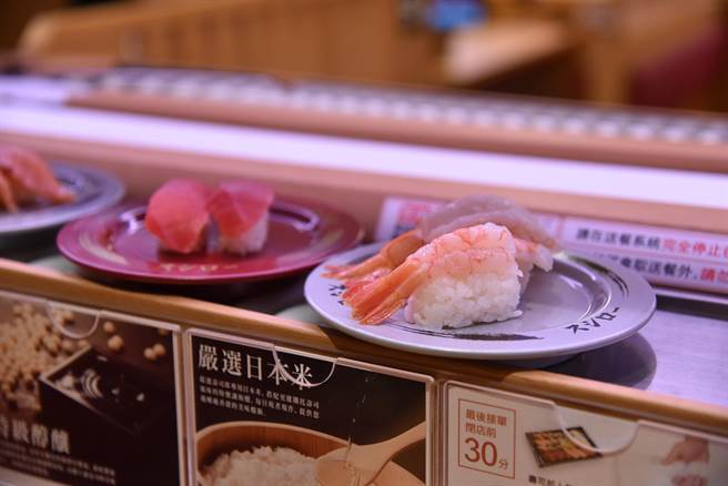 「寿司郎」台中北屯店将于10月26日登场，不但有「厚切中腹」限时优惠，消费满额还可以拿好康。（潘虹恩摄）