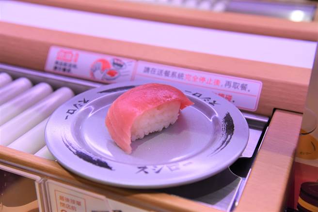 商品「厚切中腹」开幕期间只要60元即可品尝厚实鲜美的鲔鱼，鲔鱼爱好者千万别错过。（潘虹恩摄）