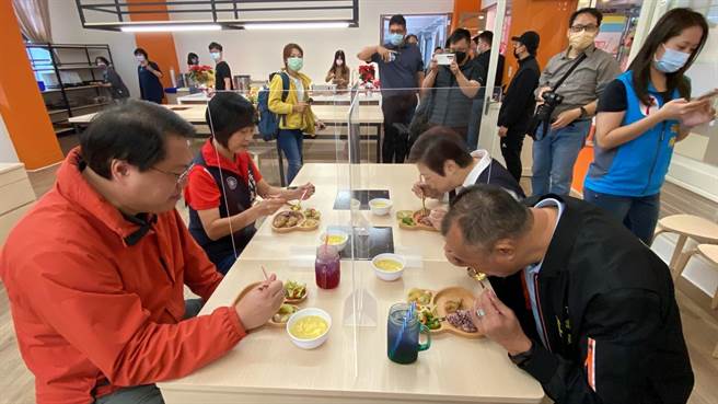 基隆市政府争取中央补助，斥资1.7亿元改建的全市11校中央厨房启用，市长林右昌（左一）及市议员一起吃午餐。（张志康摄）
