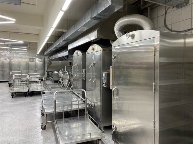 基隆市政府争取中央补助，斥资1.7亿元改建的全市11校中央厨房启用，市长林右昌及市议员一起吃午餐。（张志康摄）