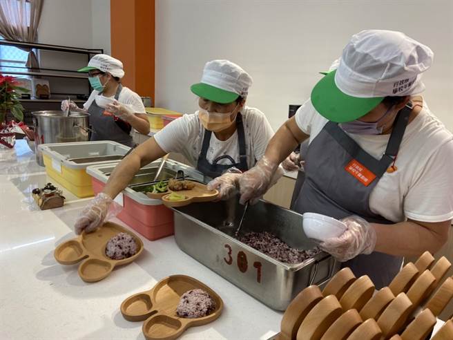 基隆市政府争取中央补助，斥资1.7亿元改建的全市11校中央厨房启用，市长林右昌及市议员一起吃午餐。（张志康摄）