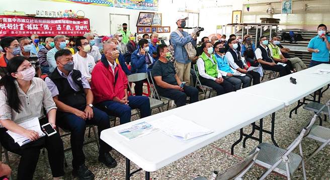 水利局今天召開代辦農委會農田水利署，白冷圳周遭適作農地擴大灌溉服務工程地方說明會，說明最新執行情形及聆聽各單位意見。(台中市政府提供)