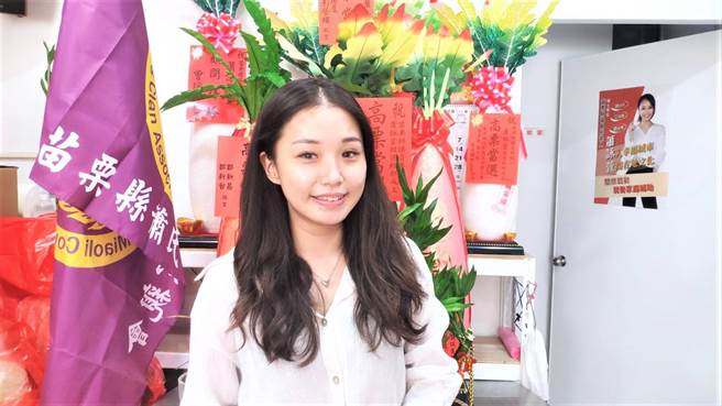 26岁萧咏萱是苗栗下届最年轻的议员候选人。（李京升摄）