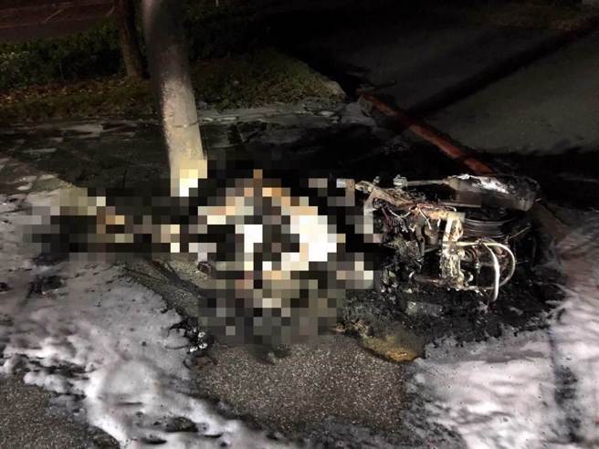 台南南部科学园区迎曦湖旁机车火警事故，警消事后发现一具焦尸趴卧在机车龙头上，但警方发现死亡的男骑士，腹部竟有刀伤痕迹，怀疑案情不单纯，揭露情杀案真相。（读者提供／张毓翎台南传真）
