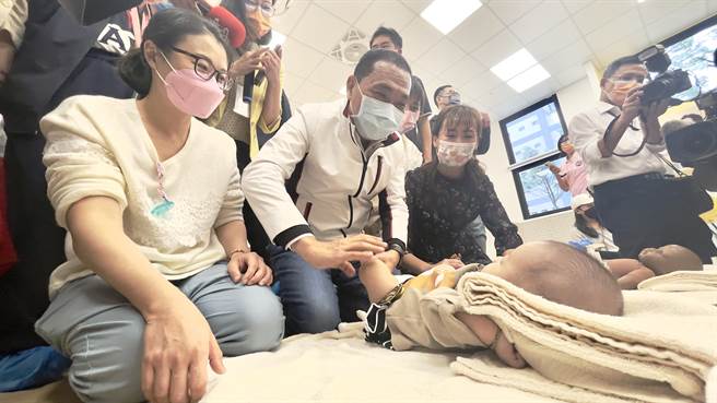 侯友宜体验替小婴儿按摩。（吕健豪摄）