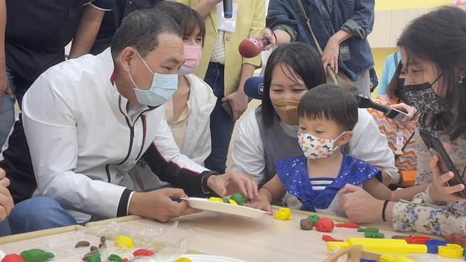 侯友宜与小朋友一起做黏土。（吕健豪摄）