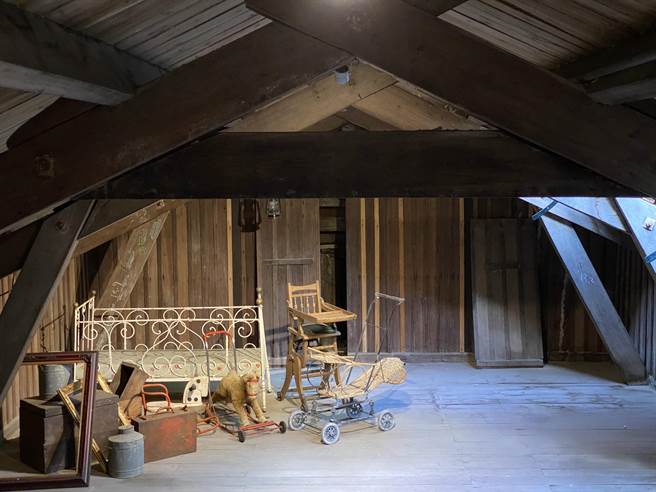 放有复刻版的藤编婴儿推车的领事官邸阁楼，近日被参观民眾认为「很有万圣节的气氛」。(淡水古蹟博物馆提供)