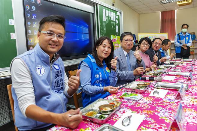 縣議員吳旭智（左自右）、教育局長楊郡慈及縣長楊文科等人在興隆國小與學生共進石斑魚午餐直稱「讚！」（羅浚濱攝）
