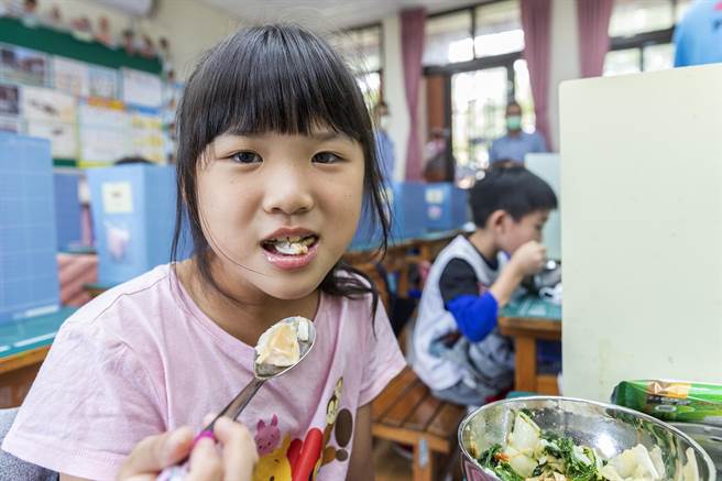 興隆國小學生首度吃石斑魚營養午餐都說太好吃了。（羅浚濱攝）