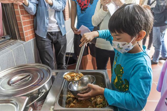 新竹縣國中小學生聰明營養午餐「班班吃石斑」上路，竹北市興隆國小學生吃的津津有味，吃光再去裝了一大碗清蒸石斑魚。（羅浚濱攝）