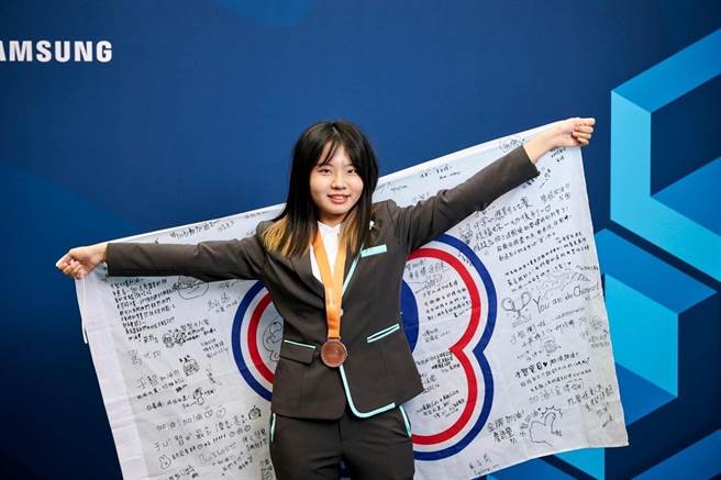 树德科大视觉传达设计系学生林于智日前在瑞士阿劳市举行的「第46届国际技能竞赛」，夺得平面设计技术职类铜牌奖。（树德科大提供／林瑞益高雄传真）