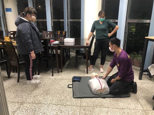簡小姐參加高平消防分隊CPR＋AED訓練，巧遇當年車禍救她的消防隊員。(消防局提供／呂筱蟬桃園傳真)