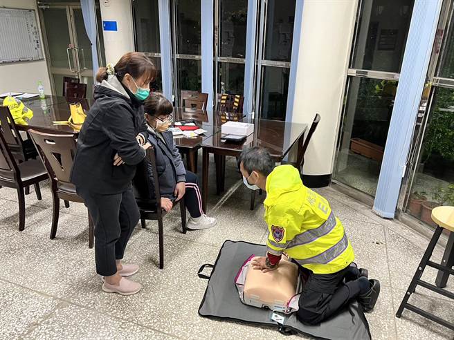 簡小姐參加高平消防分隊CPR＋AED訓練，巧遇當年車禍救她的消防隊員。(消防局提供／呂筱蟬桃園傳真)