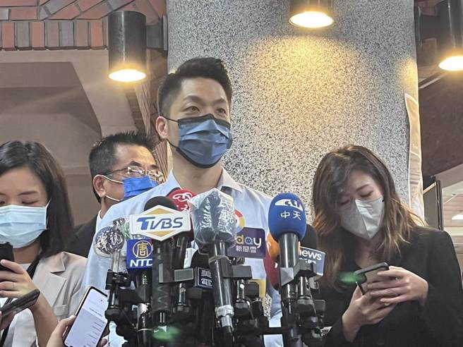 國民黨台北市長候選人蔣萬安（中）近日因公開部份疫苗採購細節而遭綠營圍剿。（中時資料照，楊亞璇攝）