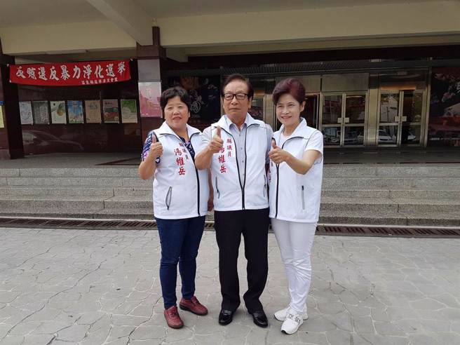 维岳寻求连任，他的2位太太汤刘秀美（左）及罗碧玉（右）都是他的助理。（汤维岳提供／李京升苗栗传真）