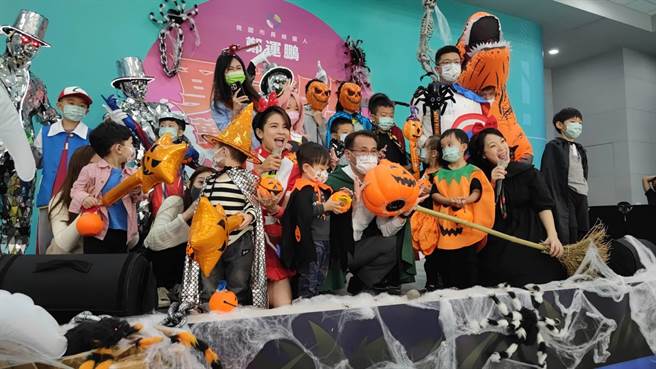 民進黨桃園市長候選人鄭運鵬將在29日號召小朋友至中壢SOGO商圈進行「勇者號－萬聖節任務」，預計準備1000顆南瓜小提燈免費發放。（賴佑維攝）