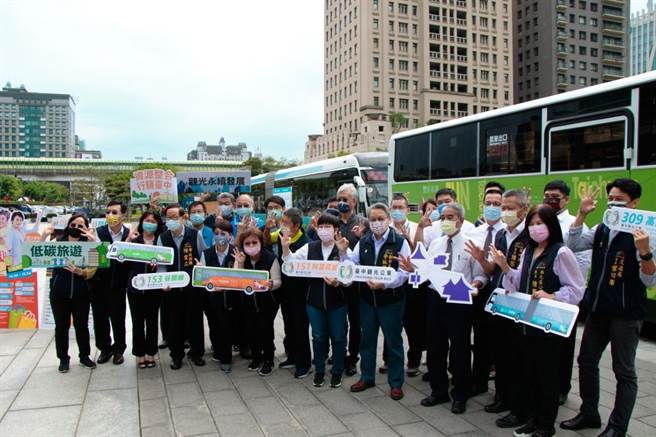 台中市政府观光旅游局打造3条观光公车路线，只要搭乘公车就能从市区畅游到山城、海线或屯区，25日正式启动。（林欣仪摄）