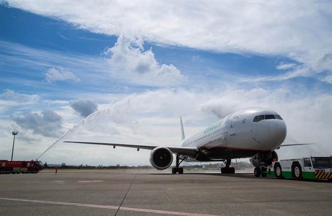 长荣航空今日首航台北－米兰航线，睽违25年再度开航欧洲新航点，看准商务与旅游市场，为欧洲布局开启新的篇章。（长荣航空提供／陈佑诚传真）
