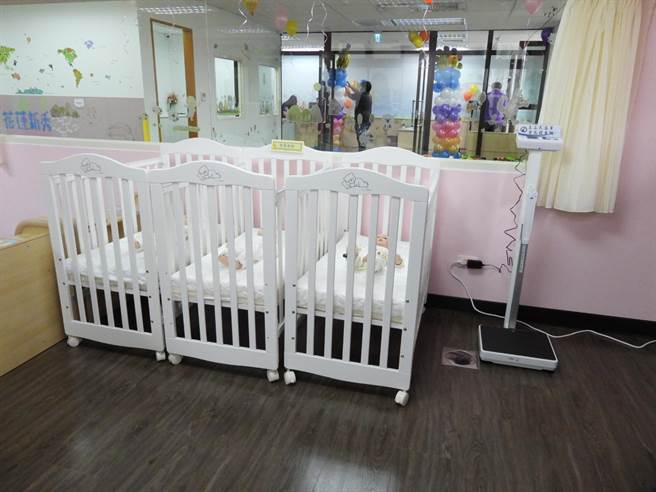 花莲第一所公共托婴中心设在新城乡青年住宅内，以公设民营方式经营，经营团队也引进智慧系统，包含智慧床垫等，即时掌握孩子身体情况。（罗亦晽摄）
