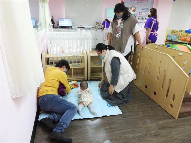 花莲第一所公共托婴中心设在新城乡青年住宅内，以公设民营方式提供日间托育服务，预计收托32名2个月至未满2岁婴幼儿，25日启用后，近日将举办说明会，邀请家长参观、了解中心提供的服务。（罗亦晽摄）
