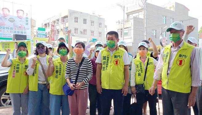无党籍六脚乡长候选人、乡代会主席黄明世今与10多名支持者，陪同陈姓妇人到朴子分局六脚分驻所报案。（吕妍庭摄）