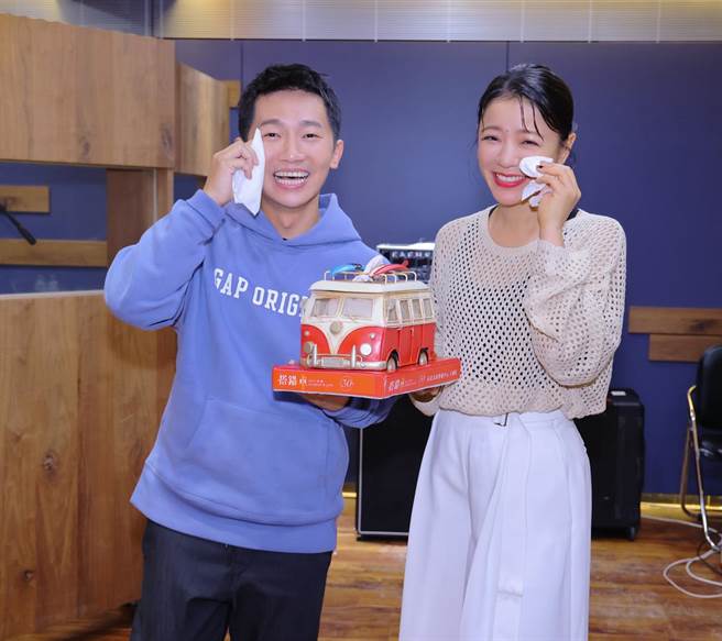 丁噹送上见面礼给蔡昌宪。（相信音乐提供）