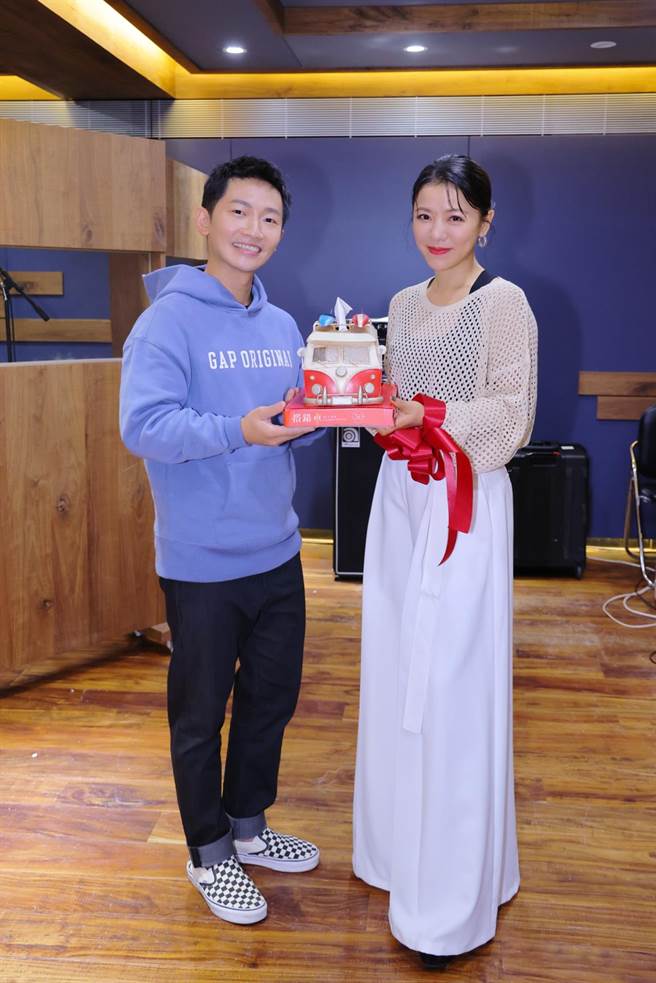 丁噹送上见面礼给蔡昌宪。（相信音乐提供）