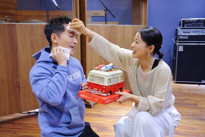 蔡昌宪为搭错车练唱，丁噹探班帮他搽汗。（相信音乐提供）