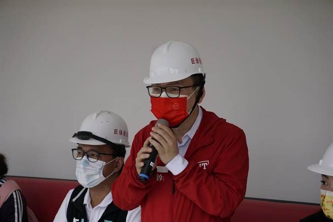 立法委员郑正钤强调，公共工程本就应该接受全民监督，新竹市棒球场缺失连连，是全民关注的议题，亦应接受全民监督。（郑正钤提供／陈育贤新竹传真）