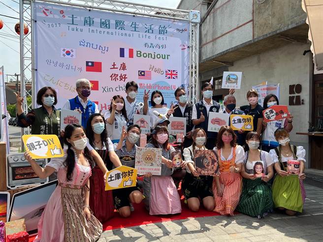 云林县「土库国际生活节」，奥地利异国风让民眾「偽出国」。（土库好COOL商圈发展协会提供／张朝欣云林传真）
