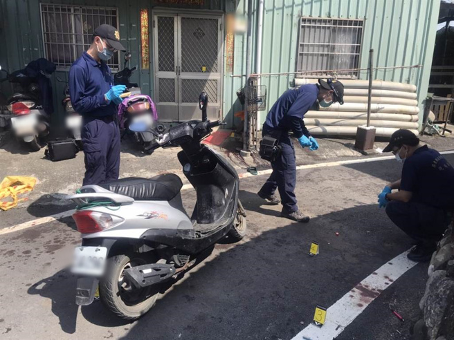 屏东佳冬乡24日深夜惊传1死3伤命案，警方封锁现场採证，以厘清案情。（谢佳潾摄）
