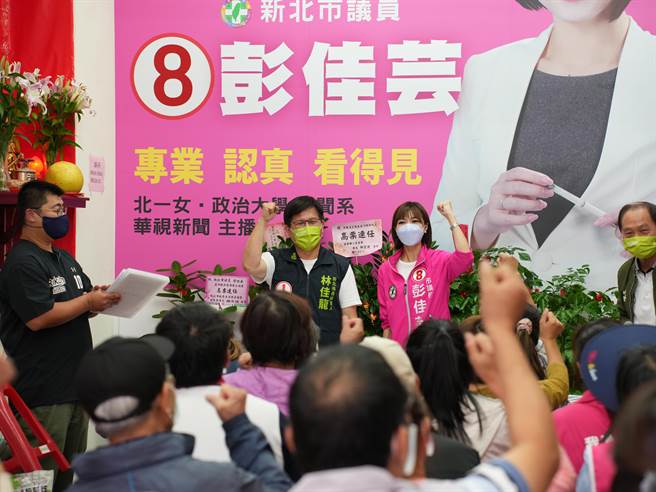 民進黨新北市長候選人林佳龍除了簽署語言平權承諾書，也批侯友宜市政府對語言文化較缺乏投入，導致新北市目前的發展最為落後。(黃敬文攝)