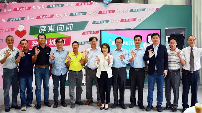 民进党屏东县长候选人周春米（中）端出农业政见，盼吸引选民认同。（林和生摄）