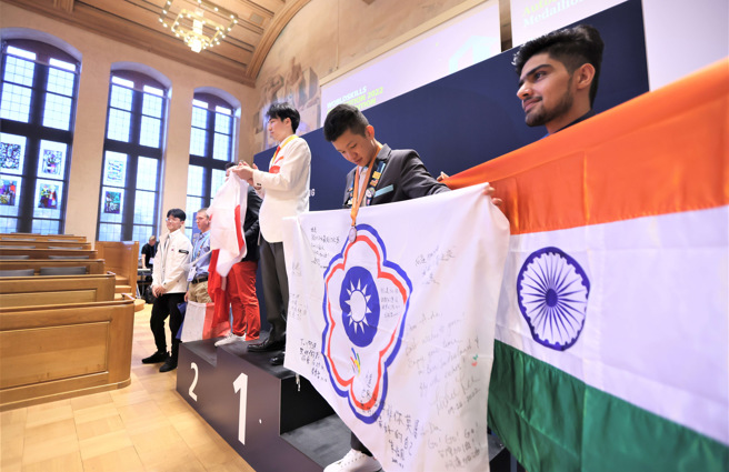 第46届国际技能竞赛号陈柏达国手，勇夺汽车板金职种铜牌。(照片/教育局提供)