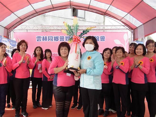 雲林媳婦女兒返鄉「聲」援，張麗善（前右）發表競選主題曲。（張朝欣攝）