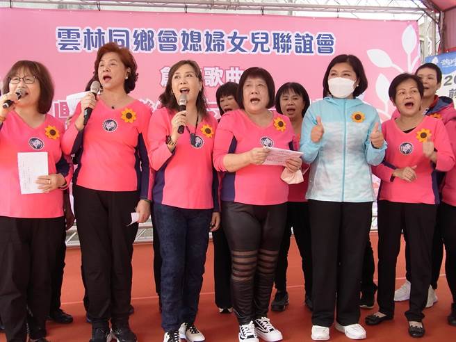 雲林媳婦女兒返鄉「聲」援，張麗善（前右二）發表競選主題曲。（張朝欣攝）