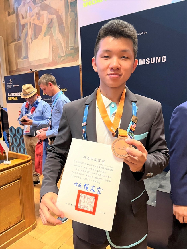 新北市东海高中毕业生陈柏达国手现场转颁新北市长侯友宜贺电。(照片/教育局提供)