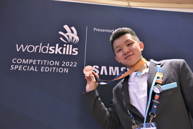 获得汽车板金铜牌陈柏达国手，未来的梦想是开一间工作室，召集各顶尖板金、喷漆等选手一起合作，成为一个全国最专业的板金专业户。(照片/教育局提供)