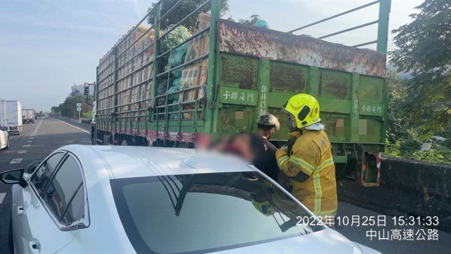 國1南向343.2公里高科路段，一輛大貨車25日停靠外側路肩，車上乘客外籍男移工下車察看，慘遭後方汽車撞擊，消防局人員到場救援。（翻攝照片／林瑞益高雄傳真）