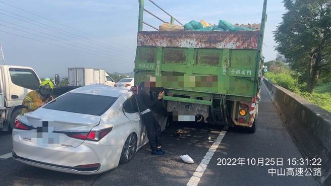 國1南向343.2公里高科路段，一輛大貨車25日停靠外側路肩，車上乘客外籍男移工下車察看，慘遭後方汽車撞擊，幸無大礙。（翻攝照片／林瑞益高雄傳真）