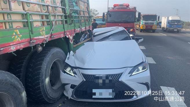 國1南向343.2公里高科路段，一輛大貨車25日停靠外側路肩，車上乘客外籍男移工下車察看，慘遭後方汽車撞擊，圖為車禍現場。（翻攝照片／林瑞益高雄傳真）