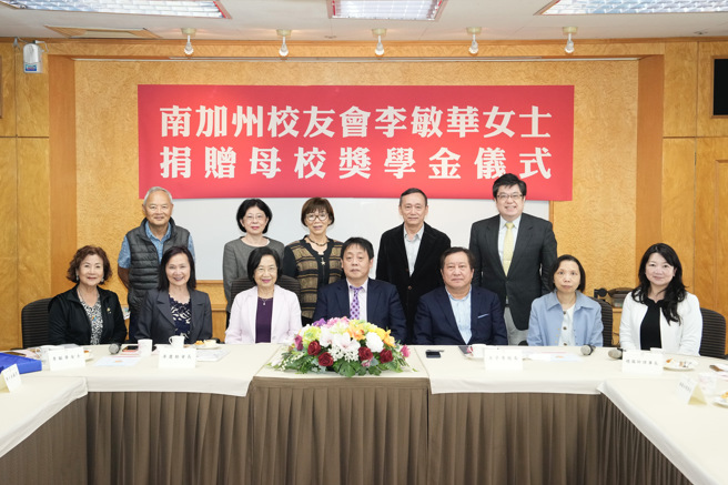 荣获今年世界十大杰出华商妇女华冠奖的李敏华，带着感恩与回馈的心，捐赠母校逾百万元台币成立奖学金，由校长王子奇代表接受。(照片/文化大学提供)