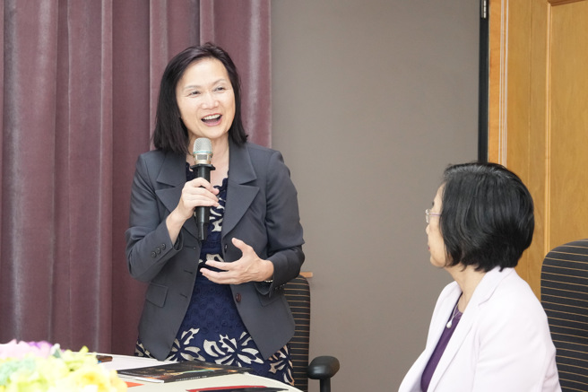 「如果当年没有张创办人的奖学金，我的生命可能完全不一样!」荣获今年世界十大杰出华商妇女华冠奖的中国文化大学美国南加州校友会校友李敏华，今天(25日)捐赠母校逾百万元台币成立奖学金，希望能奖掖华冈后进、嘉惠学子。(照片/文化大学提供)