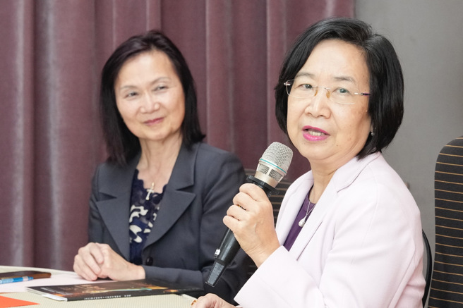 荣获今年世界十大杰出华商妇女华冠奖的中国文化大学美国南加州校友会校友李敏华（左），今天(25日)捐赠母校逾百万元台币成立奖学金。南加州校友会长车庆余（右）说，李敏华是因感念母亲及感恩张其昀创办人而有此发想。(照片/文化大学提供)


