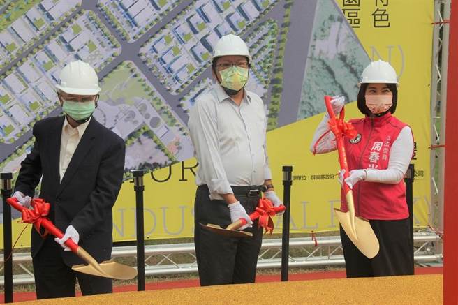 县政加选务，屏东县长潘孟安(中)忙到吊点滴仍坚持为建设动土。(屏县府提供)