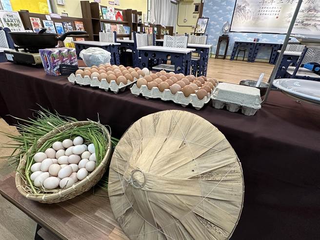 水保局台东分局携手电光国小师生办理食农体验「蛋蛋的农村生活日记簿」，师生今天制作鸡蛋料理。（蔡旻妤摄）