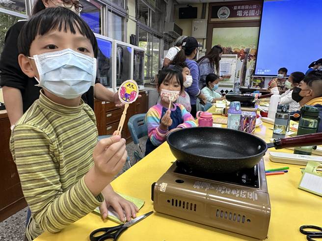 水保局台东分局携手电光国小师生办理食农体验「蛋蛋的农村生活日记簿」，师生在校园中养鸡。（蔡旻妤摄）