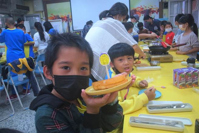 水保局台东分局携手电光国小师生办理食农体验「蛋蛋的农村生活日记簿」，师生今天制作鸡蛋料理。（电光国小提供／蔡旻妤台东传真）