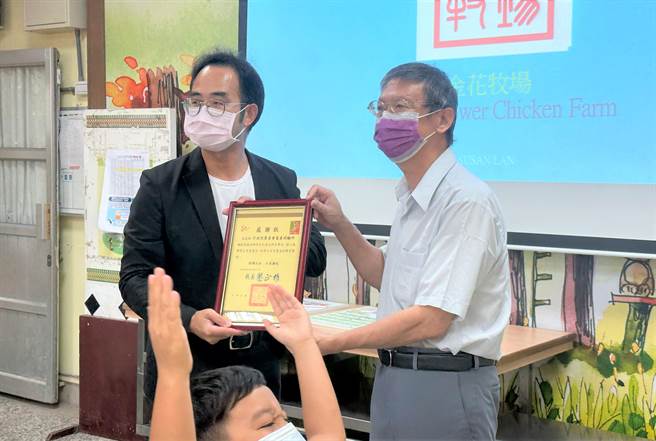 水保局台东分局携手电光国小师生办理食农体验「蛋蛋的农村生活日记簿」。（蔡旻妤摄）